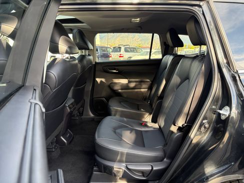 Used 2025 Toyota Highlander XLE AWD/4WD image 16