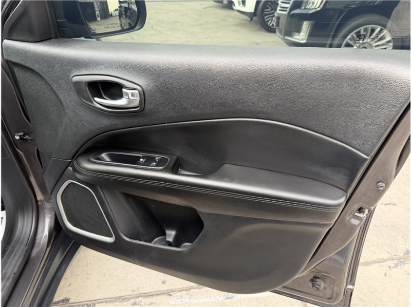 Used 2019 Jeep Compass Latitude FWD image 28