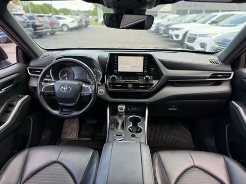 Used 2022 Toyota Highlander XSE image 2