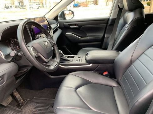 Used 2023 Toyota Highlander XLE image 28