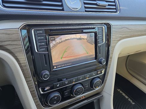 Used 2017 Volkswagen Passat 1.8T SEL Premium image 17