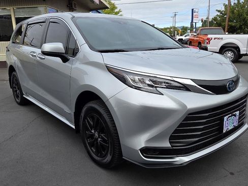 Used 2021 Toyota Sienna LE FWD image 5