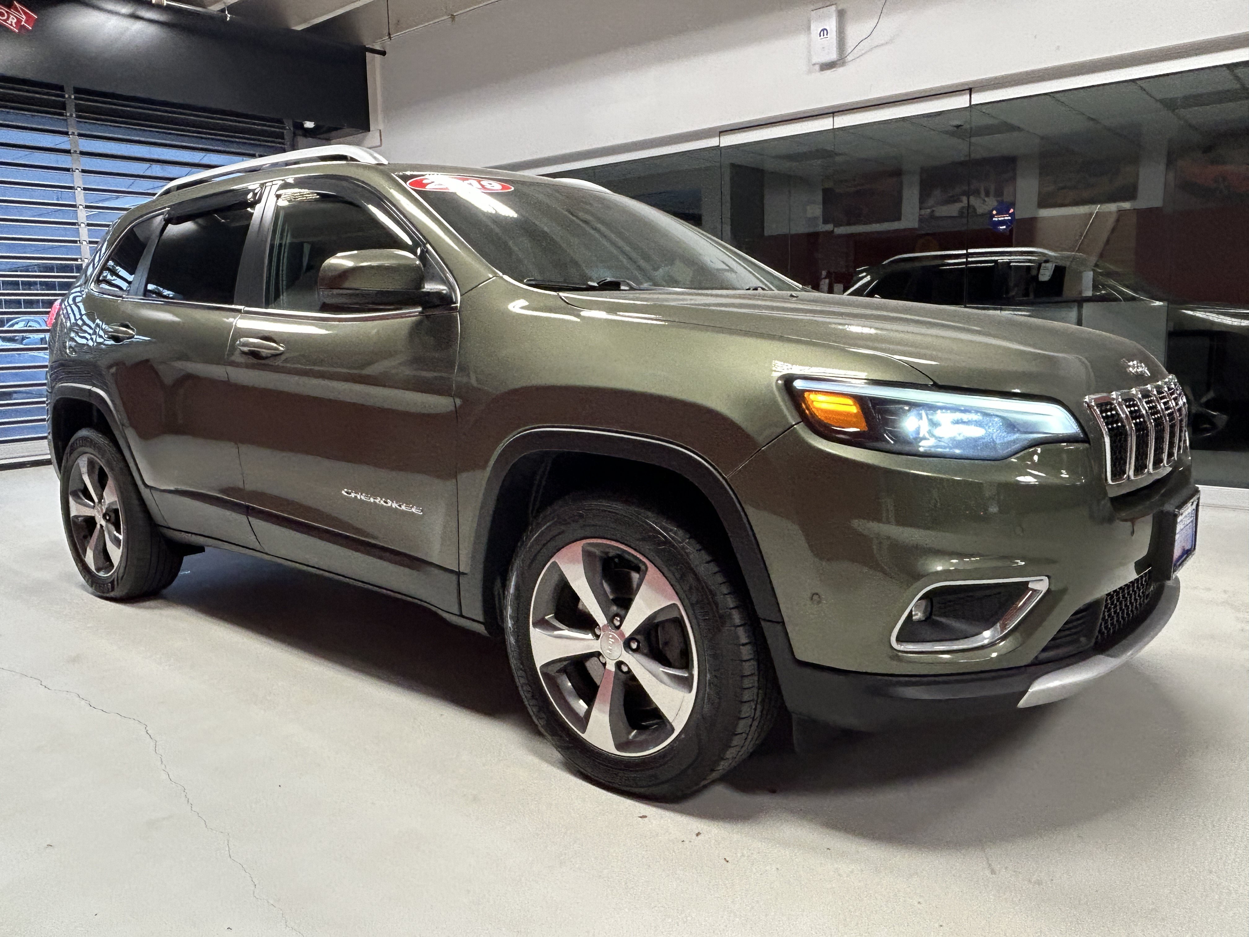 Used 2019 Jeep Cherokee Limited w/ Luxury Group AWD/4WD image 11