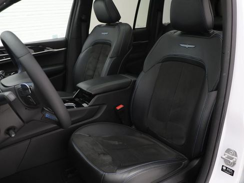 Used 2022 Jeep Grand Cherokee Trailhawk w/ Advanced Protech Group II AWD/4WD image 17