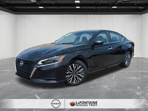 Certified 2025 Nissan Altima 2.5 SV FWD image 1