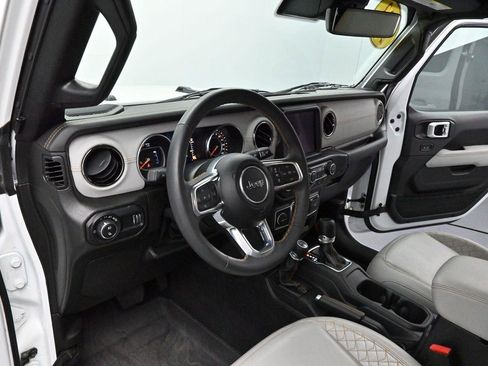 Used 2023 Jeep Gladiator Overland AWD/4WD image 13