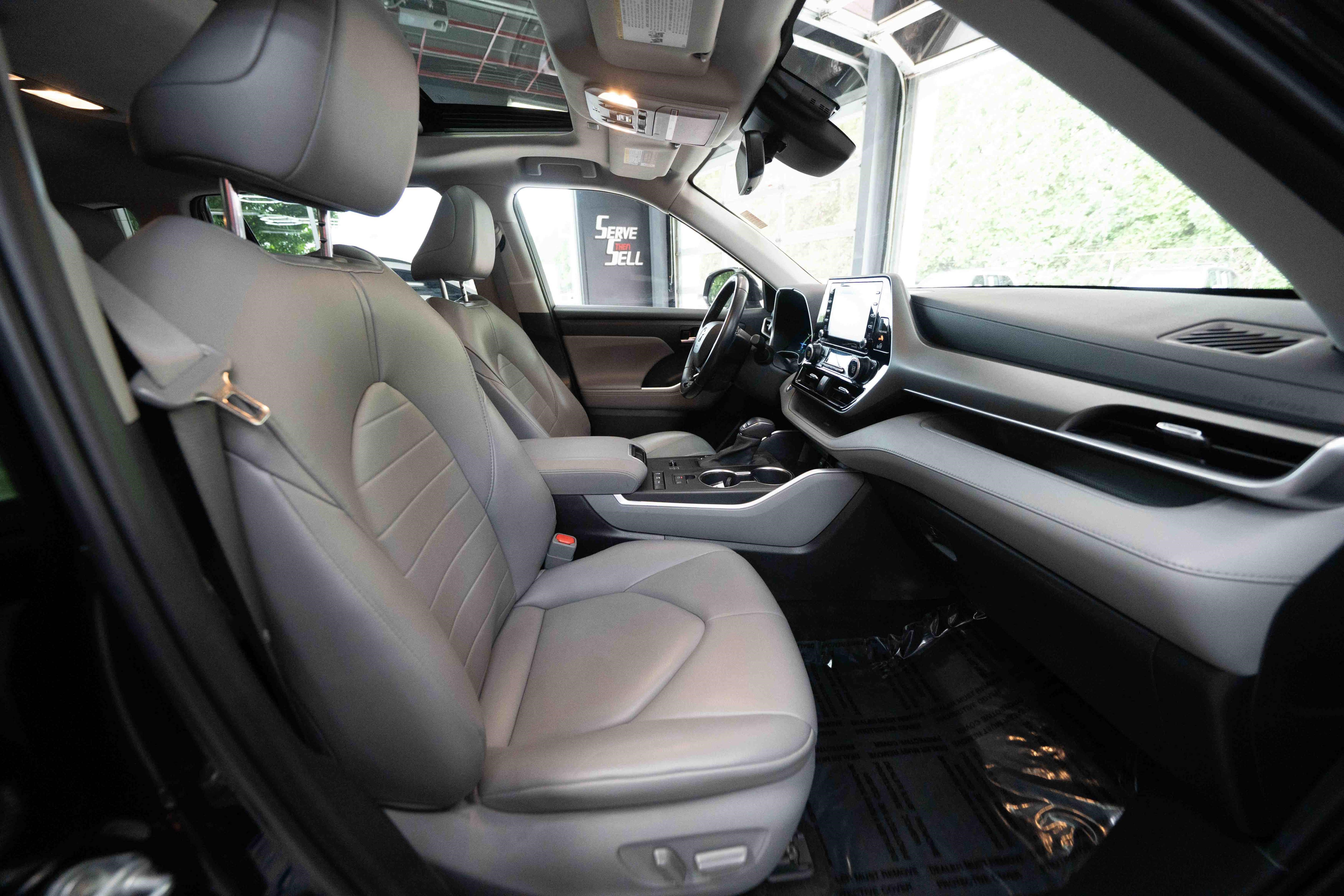 Used 2021 Toyota Highlander XLE AWD/4WD image 26