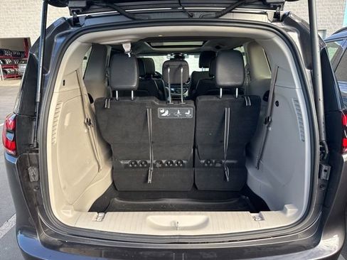 Used 2021 Chrysler Pacifica Touring-L w/ Premium & Safety Sphere Group image 5