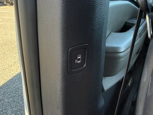 Used 2025 Kia Carnival FWD image 29