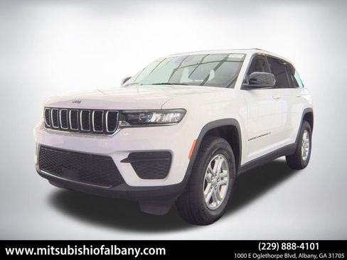 Used 2023 Jeep Grand Cherokee Laredo RWD image 1