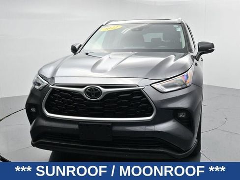 Used 2022 Toyota Highlander XLE AWD/4WD image 3