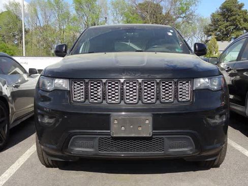Used 2018 Jeep Grand Cherokee Altitude image 2