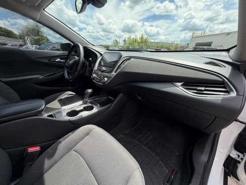 Used 2017 Chevrolet Malibu LT FWD image 33