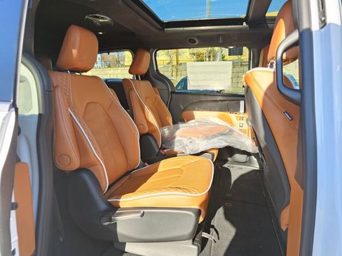 New 2026 Chrysler Pacifica Pinnacle image 13