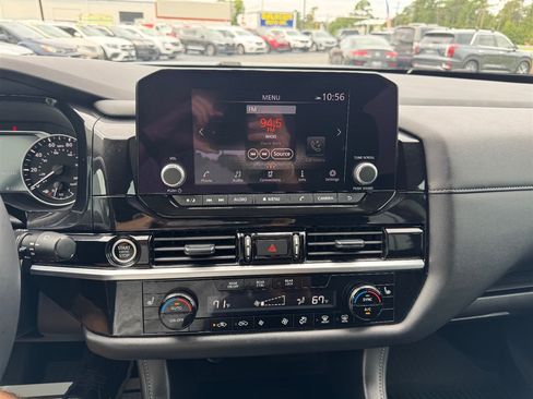 Used 2024 Nissan Pathfinder SV w/ SV Premium Package FWD image 15