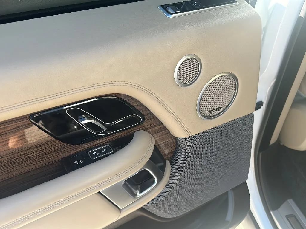 Used 2019 Land Rover Range Rover HSE AWD/4WD image 16