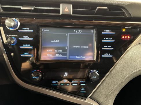 Used 2018 Toyota Camry SE FWD image 25