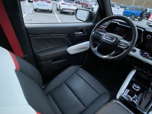 Used 2025 GMC Canyon AT4 w/ AT4X Package image 25