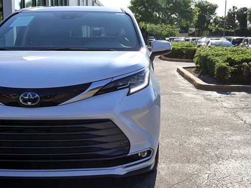 Used 2023 Toyota Sienna Limited FWD image 17