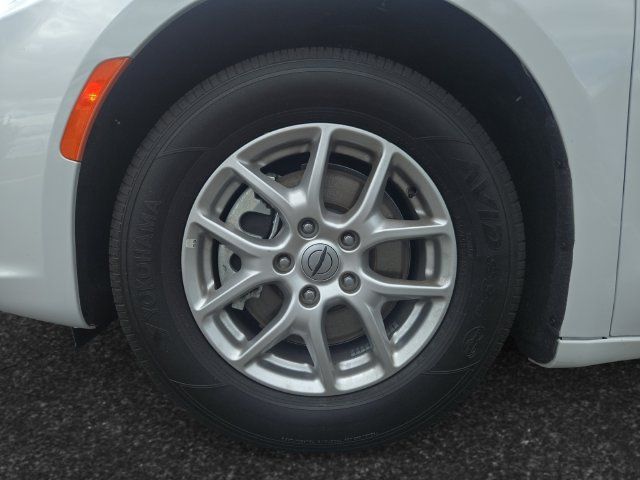 Used 2024 Chrysler Pacifica Touring-L FWD image 4