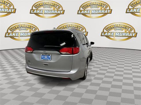 Used 2020 Chrysler Pacifica Touring-L image 2