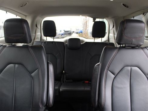 Used 2018 Chrysler Pacifica Touring-L Plus image 30