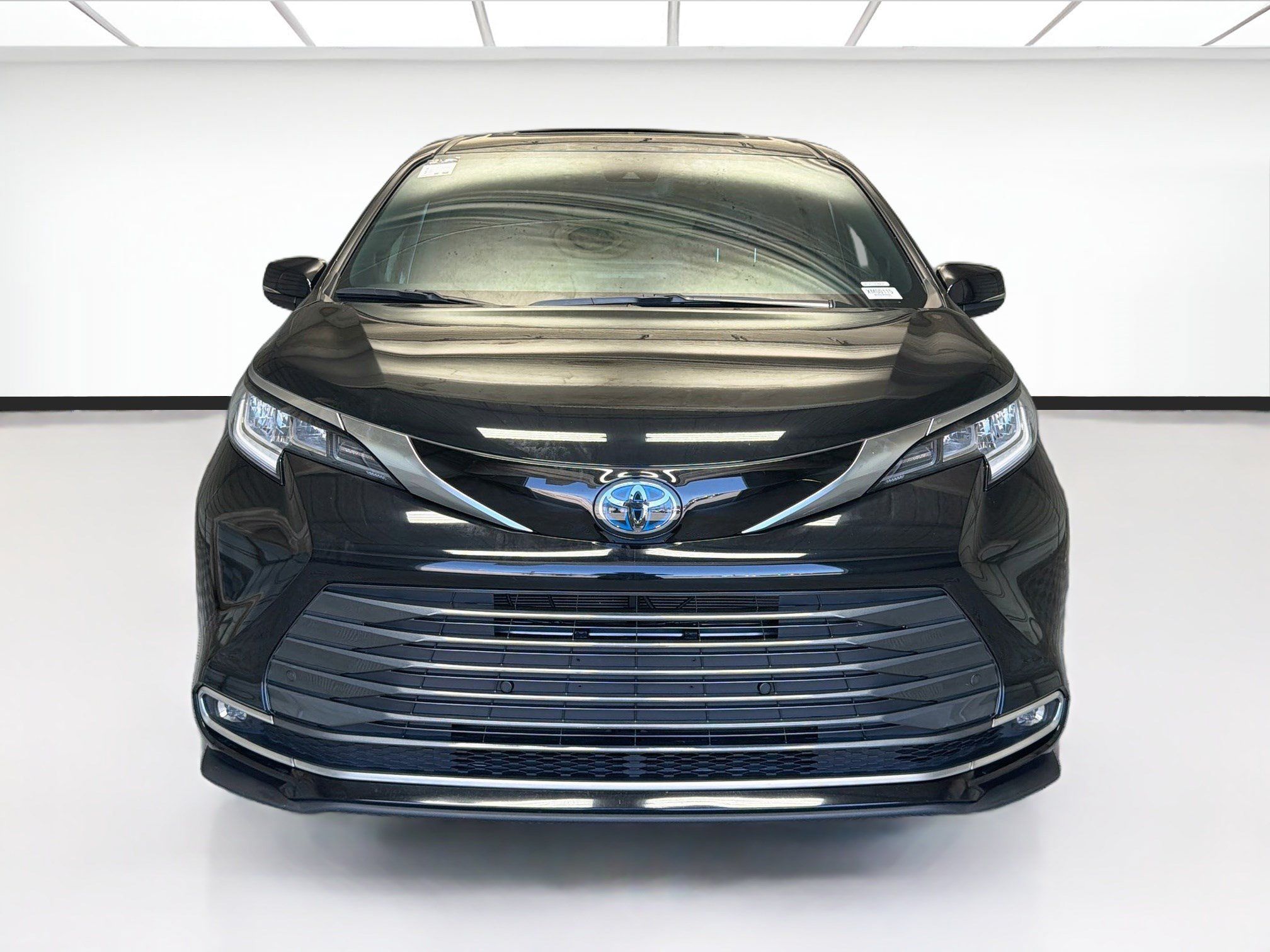 Used 2025 Toyota Sienna Limited FWD image 2