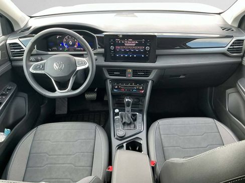 Used 2025 Volkswagen Taos SE AWD/4WD image 10