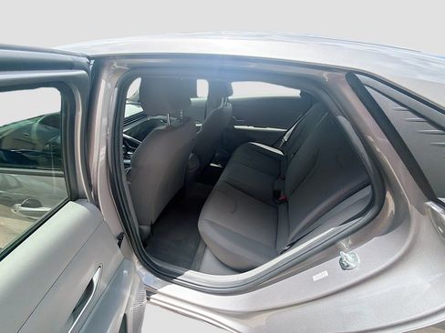 Used 2021 Hyundai Elantra SE FWD image 22