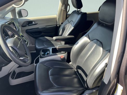 Used 2023 Chrysler Pacifica Touring-L FWD image 10