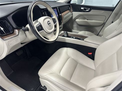 Used 2022 Volvo XC60 B5 Momentum w/ Climate Package AWD/4WD image 2