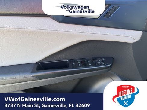 Certified 2024 Volkswagen Taos SE image 16