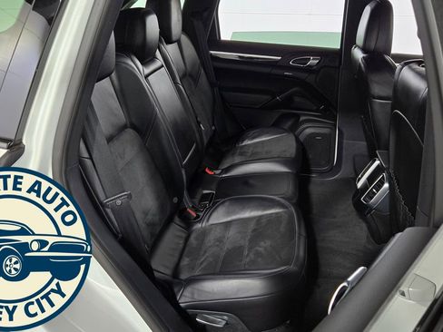 Used 2018 Porsche Cayenne Platinum Edition image 31