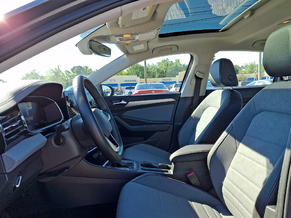 Used 2025 Volkswagen Jetta SE FWD image 12