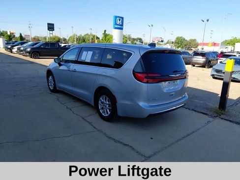 Used 2024 Chrysler Pacifica Touring-L FWD image 7