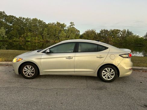 Used 2017 Hyundai Elantra SE image 2