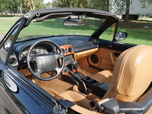 Used 1997 MAZDA MX-5 Miata RWD image 26