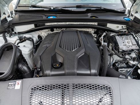 Used 2025 Porsche Macan image 28