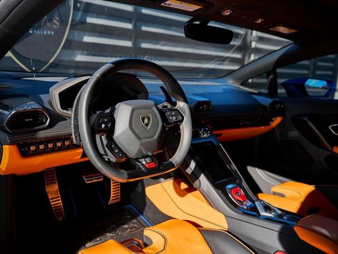 Used 2020 Lamborghini Huracan EVO image 2