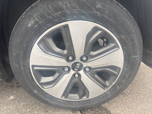 Used 2017 Kia Niro EX image 8