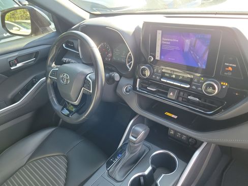 Used 2023 Toyota Highlander XSE FWD image 8