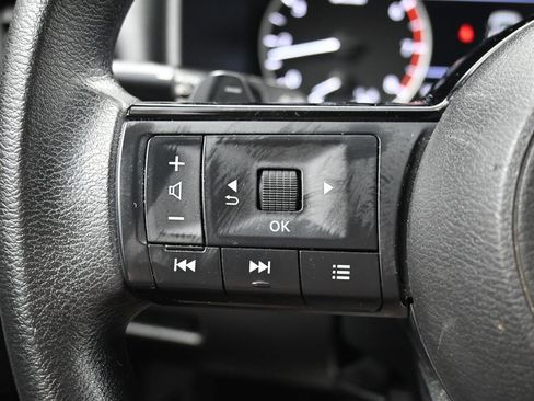 Used 2023 Nissan Rogue SV image 11