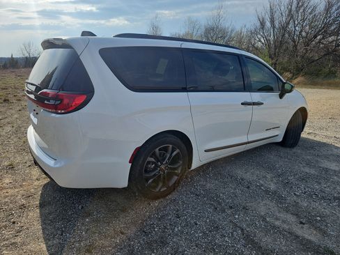 Used 2024 Chrysler Pacifica Touring-L w/ Road Tripper Package image 3