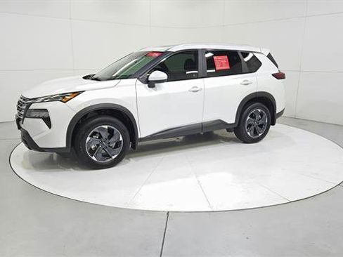 Used 2025 Nissan Rogue SV w/ SV Premium Package FWD image 3