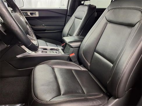 Certified 2020 Ford Explorer XLT w/ Equipment Group 202A image 4