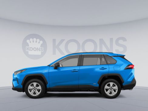 Used 2021 Toyota RAV4 XLE w/ Convenience Package image 2