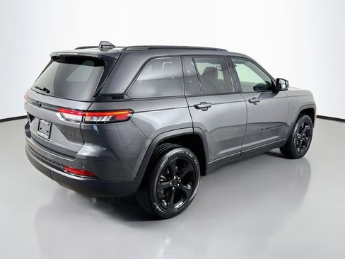 Used 2024 Jeep Grand Cherokee Altitude AWD/4WD image 7