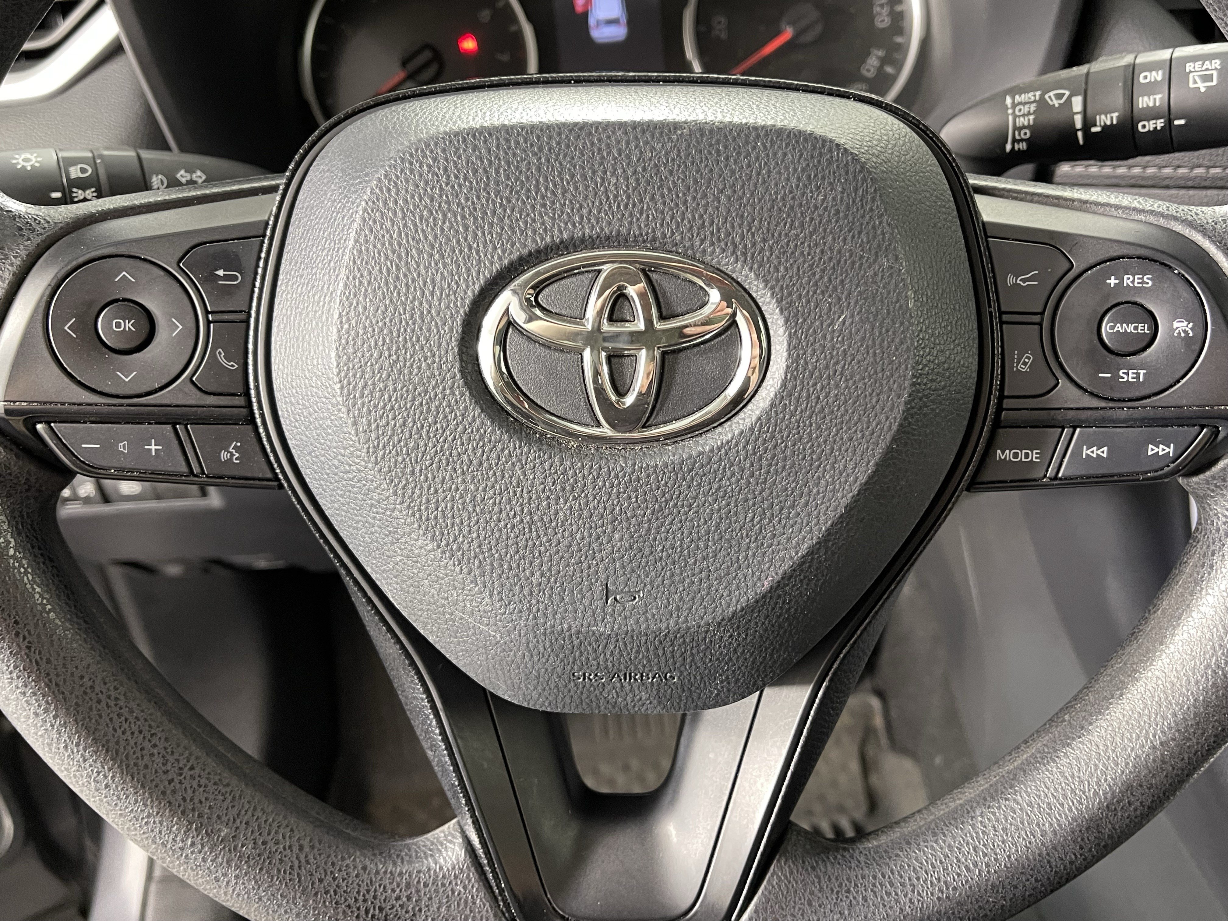 Used 2021 Toyota RAV4 XLE AWD/4WD image 17