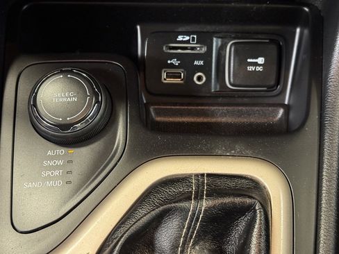 Used 2016 Jeep Cherokee Altitude w/ Cold Weather Group image 35