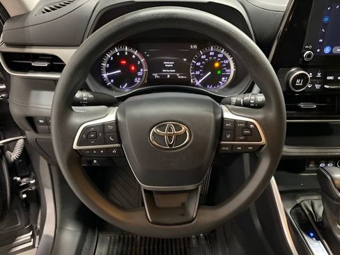 Used 2023 Toyota Highlander L FWD image 13
